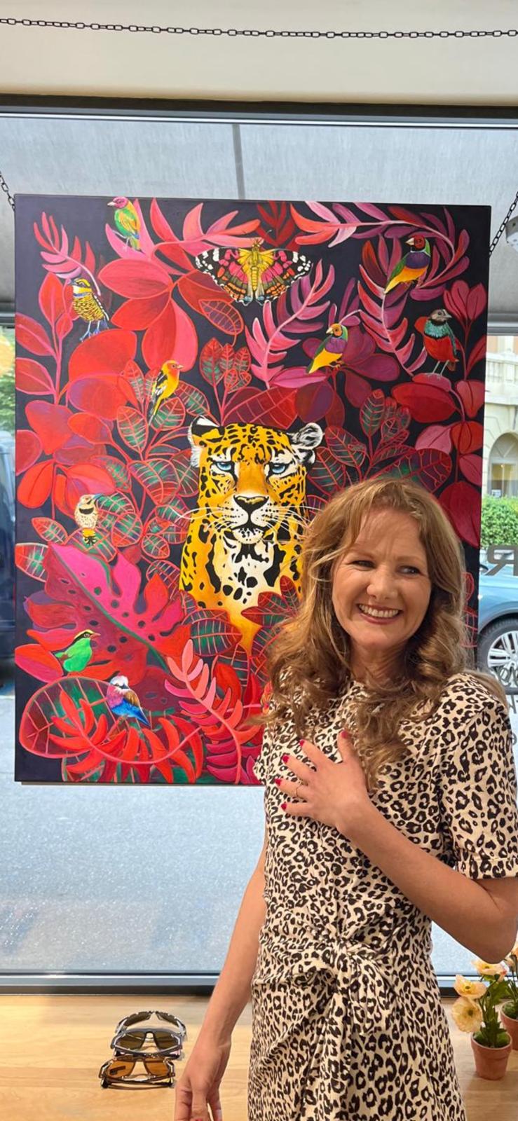 Miriam Ysa Calista vor dem Gemälde ‚Die Leopardin‘ von IWAWALL